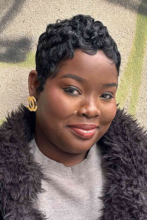 wavy pixie on black woman with round face shape Pixie Cuts For Black Women, Pixie Cut Round Face, Short Pixie Wigs, Wavy Pixie, Pixie Haircut For Round Faces, Short Sassy Hair, Round Face Shape, Sassy Hair, Round Face Haircuts