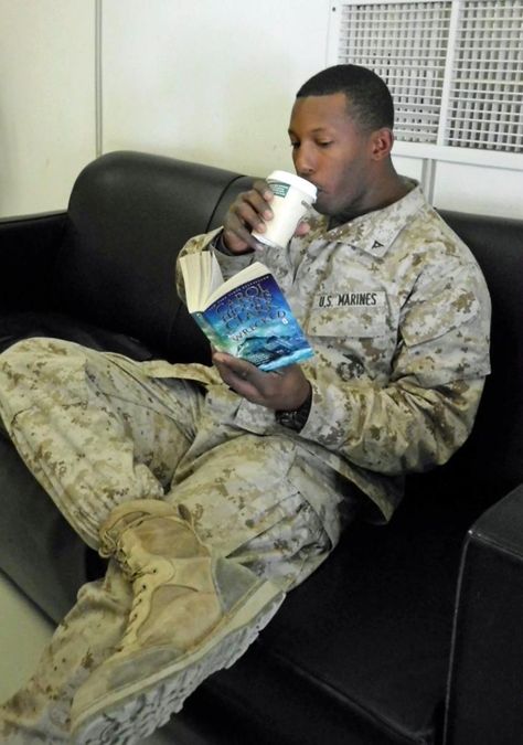 Our US Marine enjoying 15 minutes of home at a Green Beans cafe in Afghanistan Men With Books, Men Who Read, Patriotic Classroom, Animals Reading, Men Reading, Reading People, Still I Rise, How To Read People, People Reading