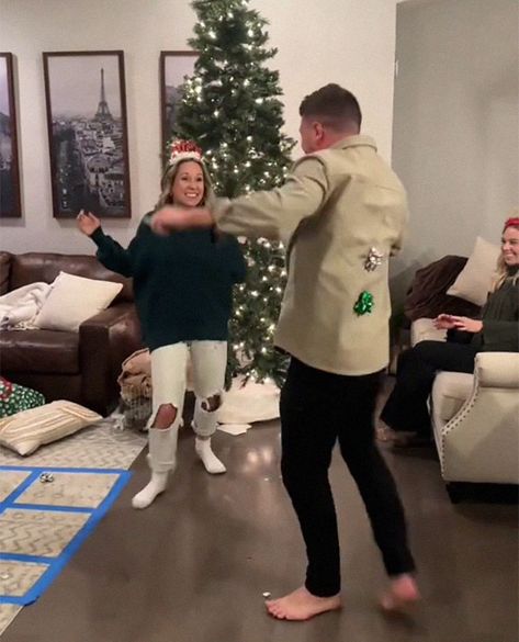 Fun Adult Xmas Party Games, Christmas Friends Party Games, Fun Family Xmas Games, Games To Play At Family Christmas Party, Christmas Family Games Ideas Activities, Christmas Party Family Ideas, Silly Family Christmas Games, Best Family Christmas Games, Adults Christmas Games