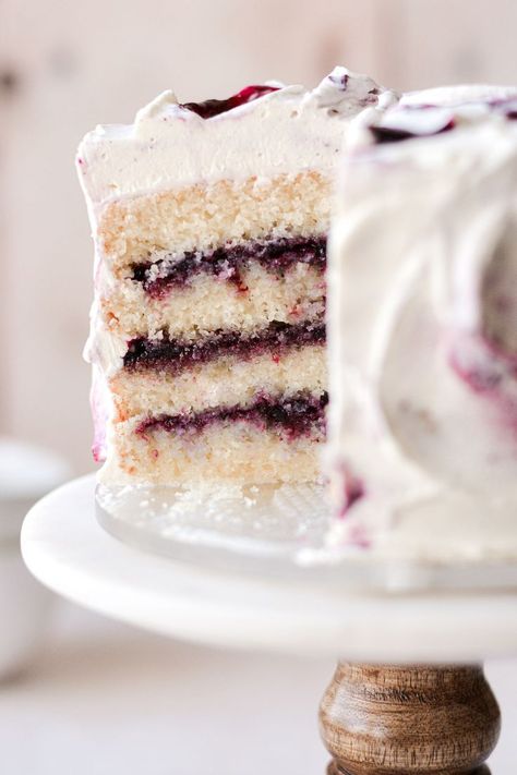 Soft vanilla cake, filled with blueberry jam, frosted with sweetened chantilly whipped cream, for a light and summery dessert. Blueberry Jam Cake, High Altitude Cake Recipe, Soft Vanilla Cake, Blueberry Preserves, Fluffy Vanilla Cake, Chantilly Cake, Jam Cake, High Altitude Baking, Summer Cakes