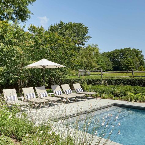 Aboveground Pool Ideas, Hamptons Pool, Aboveground Pool, Country Pool, Pool Deck Ideas, Pool Picture, Outdoor Living Design, Hamptons House, Beautiful Pools