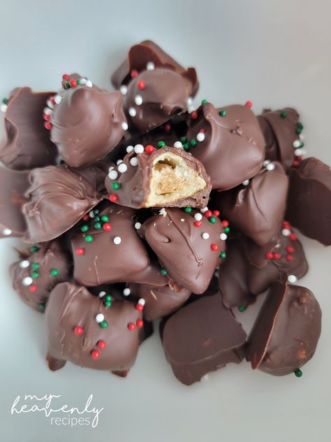 Funny Christmas Treat Make these yummy and funny Christmas treats...reindeer droppings! You can leave the sprinkles off to really make them look like poop too! Speaking of, these peanut butter balls or cashew clusters would Reindeer Droppings Recipes, Reindeer Droppings, Peanut Butter Reindeer Cookies, My Heavenly Recipes, Cherry Dump Cake Recipe, Peanut Butter Filled Pretzels, Heavenly Recipes, Chocolate Melting Wafers, Peanut Butter Pretzel