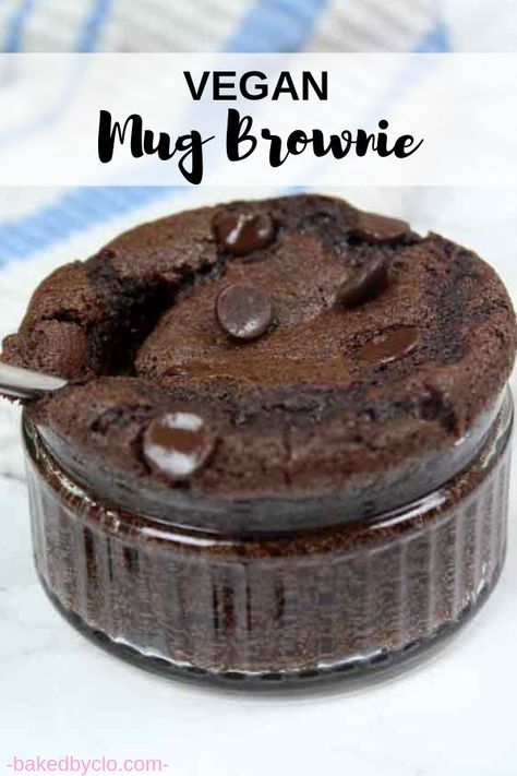 The vegan chocolate mug cake is the perfect single-serving dessert. There's an option to make it healthy, refined sugar-free and gluten-free too! #veganmugcake #brownieinamug #healthyvegandessertrecipes Vegan Chocolate Mug Cake, Vegan Mug Cake, Mug Brownie, Vegan Mug Cakes, Vanilla Mug Cakes, Chocolate Mug Cake, Brownie In A Mug, Dessert Vegan, Mug Cakes