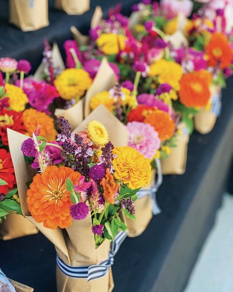 Cut Flower Bouquet Ideas, Flower Farmers Market Display, Flower Stand At Farmers Market, How To Sell Flowers At A Farmers Market, Flower Farm Stand, Starting A Flower Farm, Selling Flowers At Farmers Market, Farm Stand Flowers, Farmers Market Flower Display