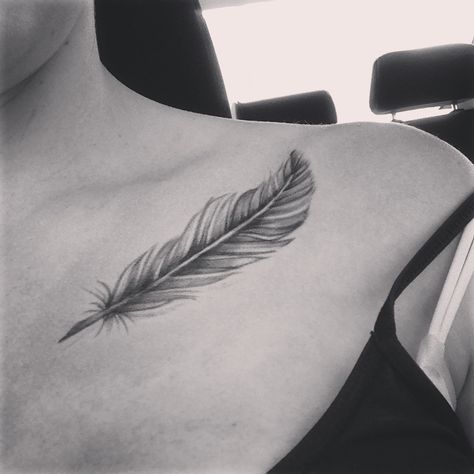 Feather tattoo! Getting this with One Day I will Fly Away going through it. Tattoo Plume, Tattoo Feather, Feather Tattoo Design, Bone Tattoos, Tattoo Zeichnungen, Muster Tattoos, Shoulder Tattoos For Women, Collar Bone Tattoo, Feather Tattoo