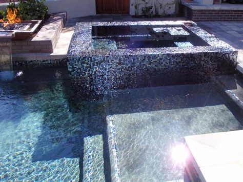 So beautiful, I love the sparkling tile that reflects the water! Pool Tile Designs, Moderne Pools, Mosaic Pool Tile, Pool Porch, Luxurious Pool, Fence Garden, Pool Liners, Mosaic Pool, Homes Interior