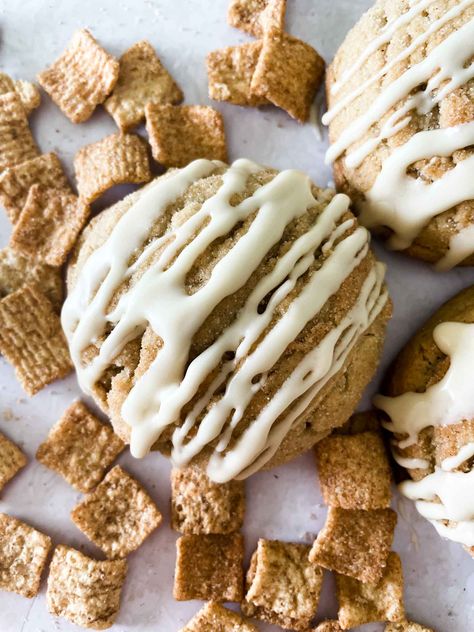 Delicious cinnamon toast crunch cookies that are dripping in a maple glaze. These are sure to please any cereal lover. Cinnamon Toast Crunch Cookies, Quick Cookie Recipes, Yummy Things To Bake, Crunch Cookies, Quick Cookies Recipes, Cereal Cookies, Quick Cookies, Cinnamon Crunch, Crunch Cereal