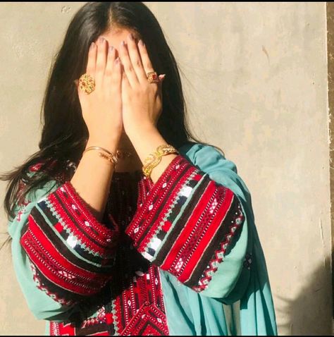 Balochi Photo, Balochi Girls Dpz, Balochi Dp, Balochi Girl, Balochi Dresses, Balochi Embroidery, Culture Dress, Iran Pictures, Balochi Dress