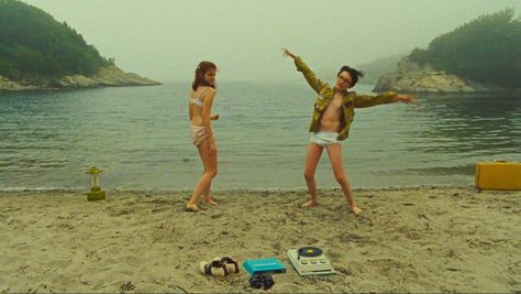 Suzy Moonrise Kingdom, Teen Romance Movies, Wes Anderson Movies, Wes Anderson Films, Moonrise Kingdom, Wes Anderson, Romance Movies, Film Stills, Beach Scenes