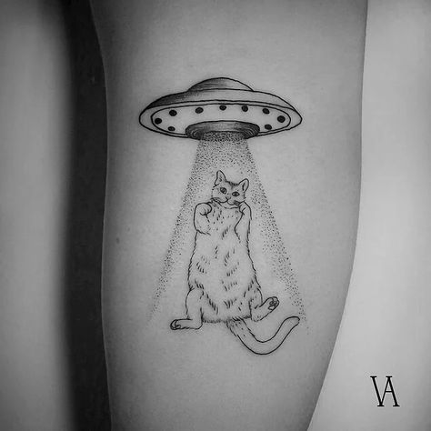 Aliens like cats. Makes sense. Tattoo Regret, Cat Tattoo Ideas, Ufo Tattoo, Arte Occulta, Christmas Tattoo, Alien Tattoo, Tattoos Geometric, Парные Тату, Cat Tattoo Designs