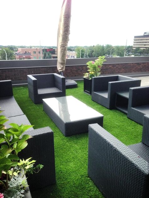 Faux Grass Balcony, Catalan House, Grass Balcony, Rooftop Ideas, Turf Roof, Roof Balcony, Fake Walls, Artificial Grass Wall, Grass Roof