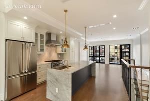 Open Kitchen Dining Living Room, Townhome Kitchen, Kitchen Decor Trends, White Quartz Countertops, Inset Cabinetry, Contemporary Style Kitchen, Gallery Kitchen, Toluca Lake, New York Brooklyn