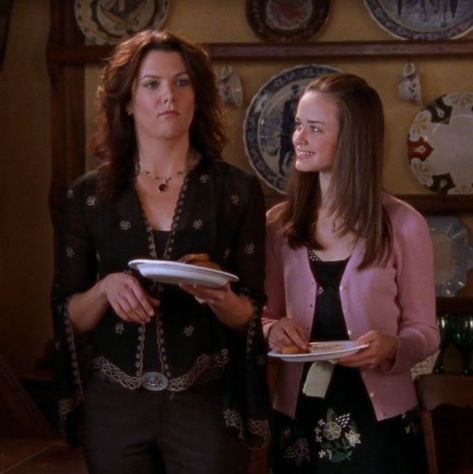 Rory Lorelai, Lorelai And Rory, Gilmore Girls Lorelai, Korean Thanksgiving, Girls Vibes, Girls Thanksgiving, Lauren Graham, Lorelai Gilmore, Rory Gilmore