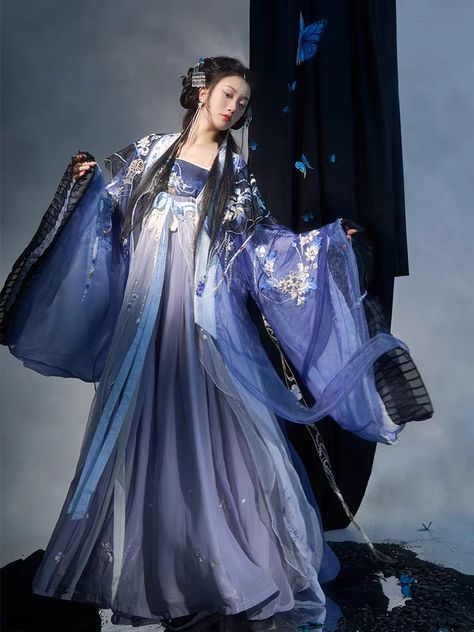 Blue Hanfu, Hanfu Women, Asian Traditional Fashion, Traditional Asian Dress, Chinese Style Dress, Traditional Dresses Designs, Purple Outfits, Chongqing, Asian Outfits