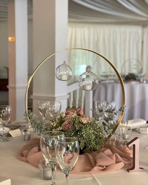 22 Gorgeous Floral Hoop Centerpiece Ideas You Can DIY Easily Hoop Ring Centerpieces, Circle Flower Centerpieces, Gold Ring Floral Centerpiece, Wedding Hoop Table Decorations, Circle Centrepiece Wedding, Circle Wedding Centerpieces, Round Hoop Centerpieces Wedding, Gold Hoop Wedding Centerpiece, Botanical Hoop Centerpiece