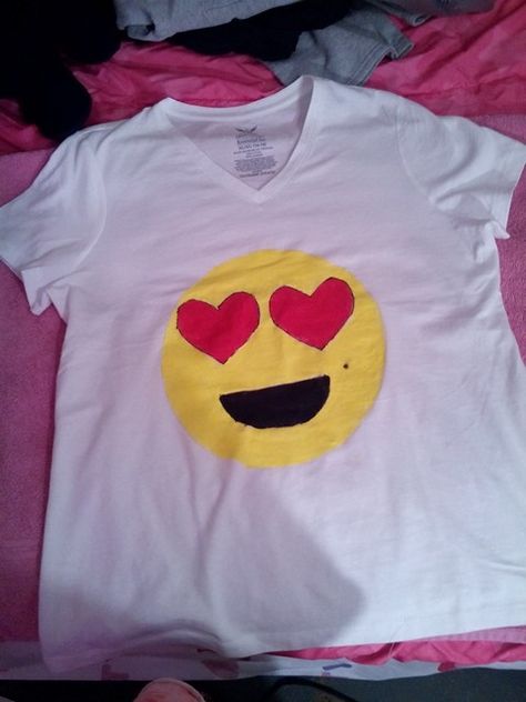 Emoji shirt diy Supplies: any blank shirt, fabric paint, and a pencil You should put a cardboard inside the shirt so it won't stane the back and make sure it wont get suck on the cardboard or get dry on the cardboard Yellow T Shirt Painting Ideas, Diy Emoji Shirt, Emoji Diy, Funny White T-shirt With Smiley Face, Cheap Fun T-shirt With Smiley Face, Emoji Shirt, Team Theme, Emoji Party, Summer Fun For Kids