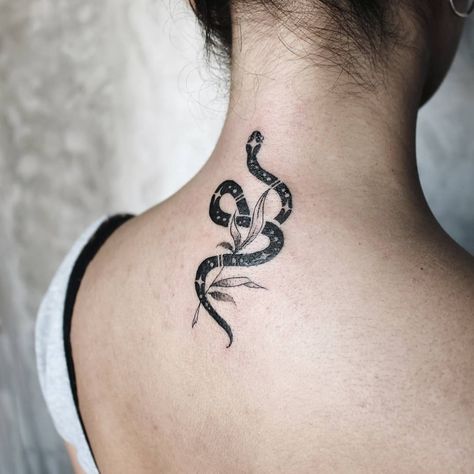 Flash design hecho en @cucu_studio Female Snake Tattoo, Tattoo Cobra, Black Snake Tattoo, Snake Man, Small Snake Tattoo, Cobra Tattoo, Tattoo Snake, Serpent Tattoo, Nerd Tattoo