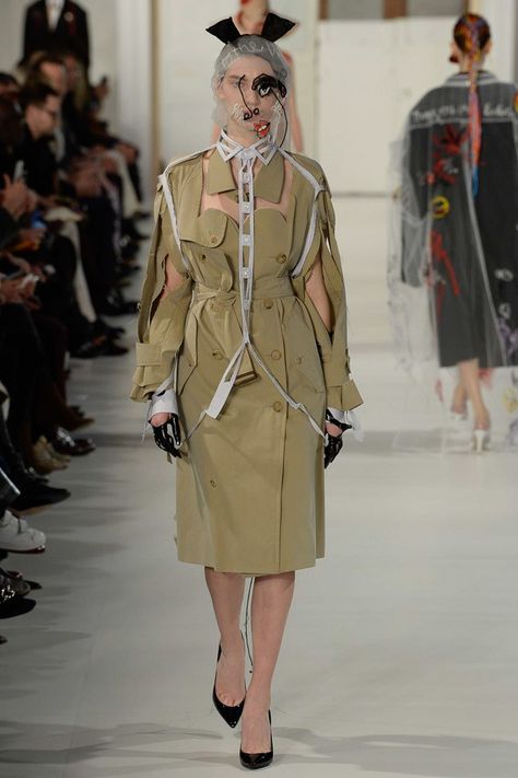 Maison Margiela Spring 2017 Couture Collection Photos - Vogue Fashion Development, Fashion D, Winter Trench Coat, Spring Couture, Fashion Sketchbook, Weird Fashion, Fashion 101, Textiles Fashion, John Galliano