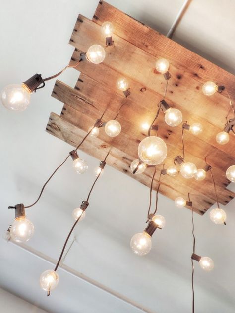 Reclaimed Wood Chandelier, Diy Luminaire, Wood Lamp Design, Wooden Ideas, Diy Pendant Light, Diy Lampe, Luminaire Vintage, Diy Ceiling, Wooden Pallet Projects