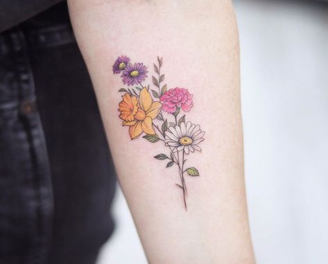 Hannah Kang🇰🇷 on Instagram: “💐 Floral bouquet for Alyson as a way to represent her family birth flowers! It was so lovely to meet you!! #aster  #daffodils #carnation…” Floral Inner Wrist Tattoo, Flower Bunch Tattoos, Daffodil And Daisy Tattoo, Tats Inspiration, Wrist Tattoo Design, Feather Tattoo Wrist, Inner Wrist Tattoos, Vintage Flower Tattoo, Poppy Flower Tattoo