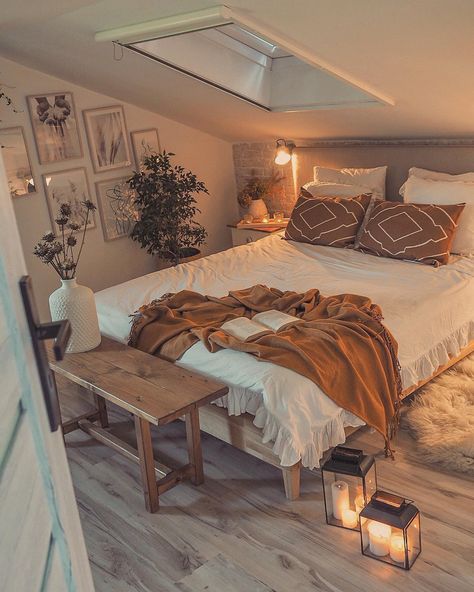 Attic Bedroom Ideas Angled Ceilings, Low Ceiling Attic Bedroom, Low Ceiling Attic, Attic Bedroom Designs, Attic Bedrooms, Loft Room, Attic Bedroom, Boho Bedroom Decor, Modern Bedroom Design