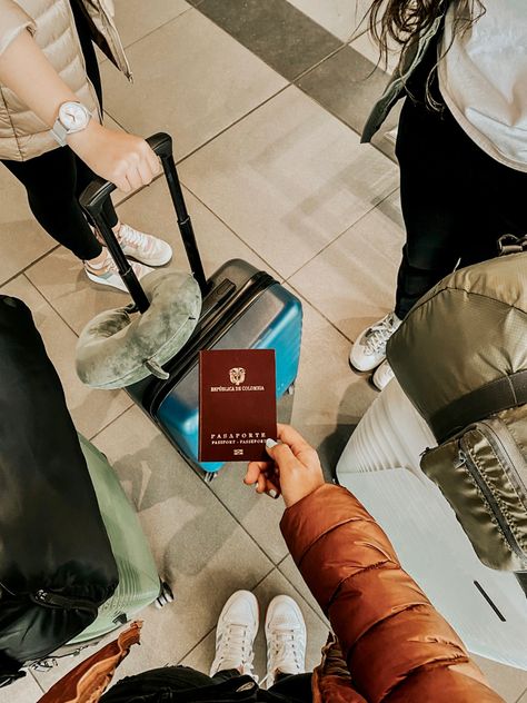 ✈️Viajar siempre sera más divertido con amigos, asi que esta es la señal perfecta para que planees tu proxima aventura con tus amigos🤜🏽🤛🏼 #totto #tottocolombia #tottotravel #viaje #travel #aesthetic #amigas #1 #pasaporte #passportcover #friends #friendshipgoals Family Trips Aesthetic, Travelling With Friends Aesthetic, Visual Board Aesthetic, Amistad Aesthetic, Friends Travel Aesthetic, Travel Friends Aesthetic, Viaje Aesthetic, Amigos Aesthetic, Amigas Aesthetic