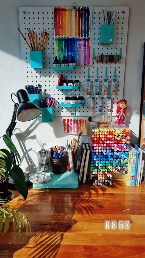 Art Supplies Storage Aesthetic, Artist Desk Organization, Art Desk Aesthetic, Art Desk Ideas, Dream Art Room, Studio At Home, Art Room Ideas, Art Studio Space, Study Desk Decor