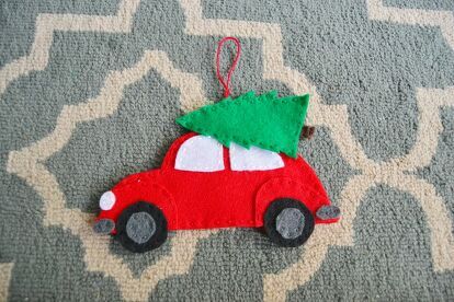 This adorable felt ornament will add a fun bit of whimsy to your Christmas tree and you can sew it up in no time at all. You can even make this a totally no sew craft if you prefer to use hot glue. Print out the Car Christmas Tree Ornament Pattern on my full blog post. Use it to then cut out the pieces from the felt. Place the pieces where they go and either glue them down or sew them into place with embroidery floss. Take the second car piece and glue down a piece of embroid… Christmas Tree Ornament Pattern, Car Christmas Tree, Felt Ornaments Diy, Holiday Envelopes, Pretty Christmas Trees, Felt Ornaments Patterns, Ornament Template, Diy Ornament, Felted Wool Crafts