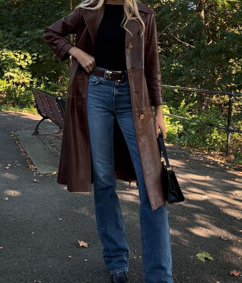 Fall Fashion Aesthetic, Fashion Aesthetic Wallpaper, Elegance Dress, Jeans Flared, Brown Jeans, Leather Trench, Classy Fashion, Boots Heels, Fashion Mistakes