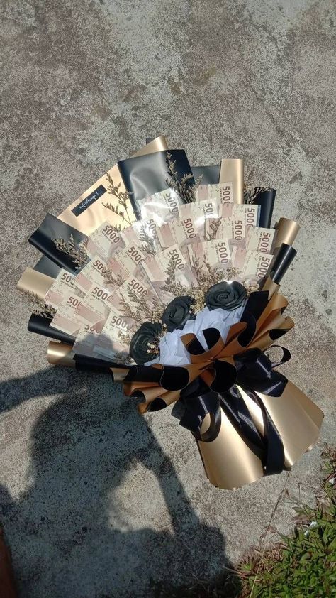 Bucket Uang 5 Ribu, Money Bouquet Rupiah, Money Bouquet Aesthetic, Bucket Money, Money Buket, Money Bouquet Ideas, Buket Graduation, Bucket Uang, Bouquet Money