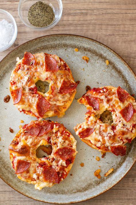 Pepperoni Pizza Bagel Recipe Pizza Bagel Recipe, Bagel Pizza Recipe, Easy Pepperoni Pizza, Types Of Bagels, Pizza Bagel, Ricotta Pizza, Whole Wheat Bagel, Plain Bagel, Bagel Bites