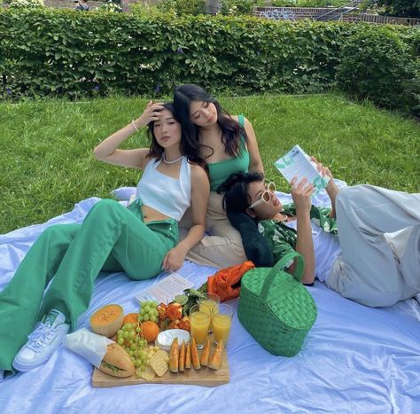 Trio Picnic Aesthetic, Photo For 4 Friends, Outfit Ideas For Picnic, Aesthetic Motto For Sbh, Aesthetic Motto, Ideas For Picnic, Picnic Poses, Trio Aesthetic, Picnic Photos