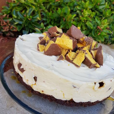 Honeycomb Cheesecake, Chocolate Honeycomb, Gluten Free Products, Chocolate Crumbs, Easy Gluten Free Desserts, Gluten Free Cheesecake, Cheesecake Filling, Cheesecake Recipe, Chocolate Cheesecake