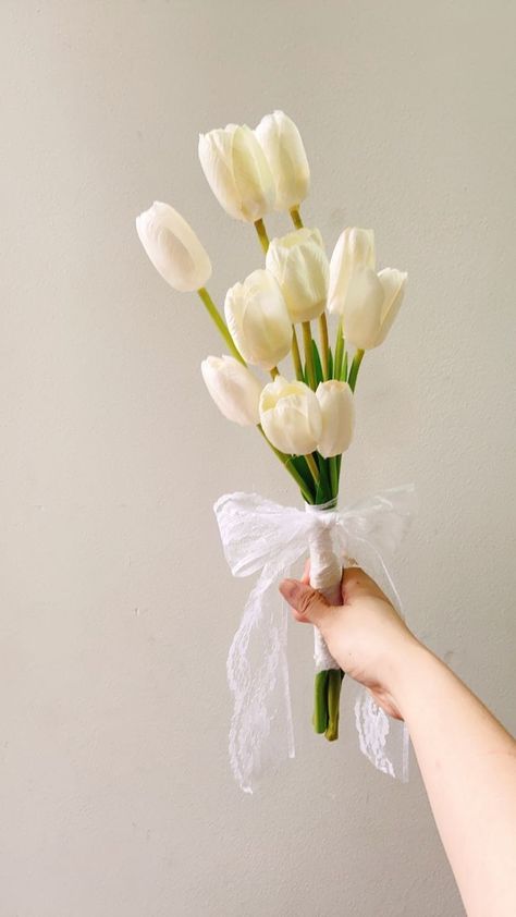 Ikebana Bouquet, Long Stem Bouquet, Simple Wedding Bouquets, Tulip Wedding, Flower Bouquet Diy, Bridal Bouquet Flowers, Babies Breath, Wedding Picture Poses, Hand Bouquet