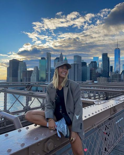 Brooklyn Photo Ideas, Brooklyn Bridge Poses, Brooklyn Bridge Outfit, Brooklyn Bridge Picture Ideas, New York Photo Ideas, New York Trip Planning, New York Photoshoot, Nyc Photo Ideas, New York Instagram