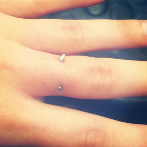 Dermal finger piercing I love Finger Dermal, Finger Piercing, Body Modifications, Tattoos And Piercings, Belly Button Rings, Piercings, Nose Ring, Stud Earrings, I Love