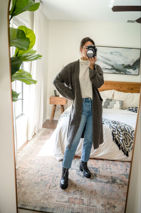 Cardigan Casual Outfit, Crunchy Life, Straight Jeans Outfit, Straight Leg Jeans Outfits, Wide Legged Jeans, Long Duster Cardigan, Long Jumpers, Jeans Outfit Fall, Outfits Baggy