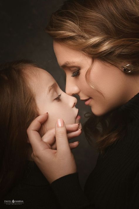 Mother Daughter Portraits Photo Ideas, Fine Art Family Portraits, Mom Daughter Photo Poses, Mother Daughter Photo Shoot Ideas, Mom And Two Kids Poses, Mother And Daughter Photo Ideas, Mother And Daughter Photoshoot, Mother Daughter Photography Poses, Mom Daughter Photography