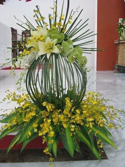 Sunflower Floral Arrangements, Tall Flower Arrangements, Arreglos Ikebana, Floral Art Arrangements, Easter Flower Arrangements, Altar Flowers, Flower Arrangement Designs, Church Flower Arrangements, Wedding Backdrop Decorations