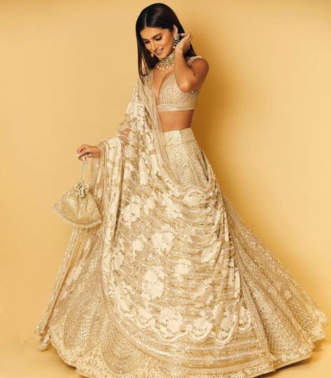 White And Gold Lehenga, Lehenga Draping Styles, Lehnga Photoshoot Poses, Dupatta Draping Styles, Dupatta Styling, Dupatta Draping, Gold Lehenga, Dupatta Style, Modeling Photoshoot