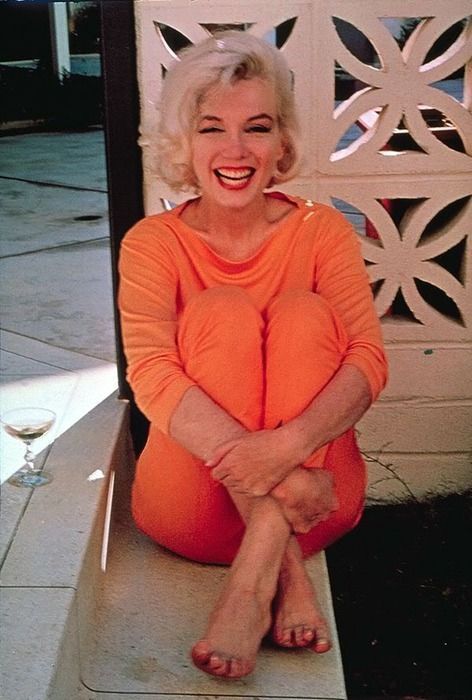 This photograph is part of a series of photographs taken by George Barris of Marilyn Monroe In June, 30, 1962 also known as the "Pucci Jacket" sitting. Marilyn Monroe 1962, Marilyn Monroe Fashion, Marilyn Monroe Art, Joe Dimaggio, Marilyn Monroe Photos, Norma Jean, Actrices Hollywood, Norma Jeane, Vintage Pin Up