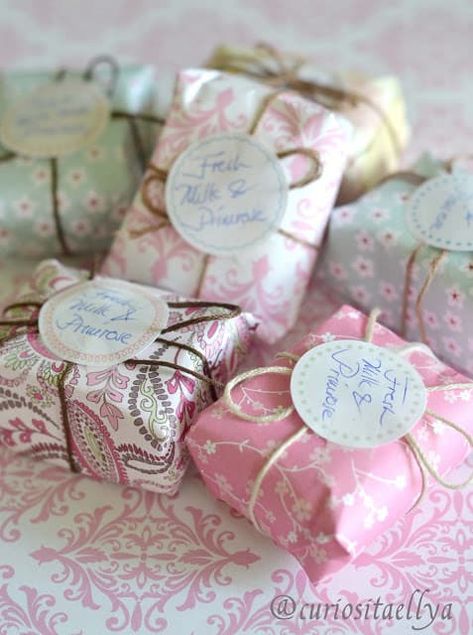 This post on soap packaging ideas is still (three years later) one of my most popular! Since styles and techniques change so quickly, I knew it was definitely time to put together another roundup o… Etsy Packaging, Săpunuri Handmade, Pink Feminine, Wrapped Presents, Wrapping Presents, Diy Spa, Creative Gift Wrapping, Soap Packaging, Bath Soap