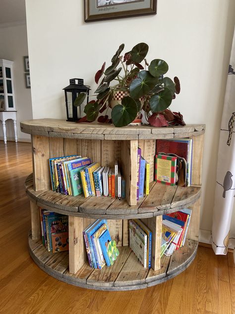 Wooden Spool Bookshelf, Things To Make With Wooden Spools, Wire Spool Projects, Wooden Spool Crafts Diy Projects, Large Spool Projects, Spool Bookshelf, Wire Spool Ideas, Wooden Spool Ideas, Wire Spool Tables