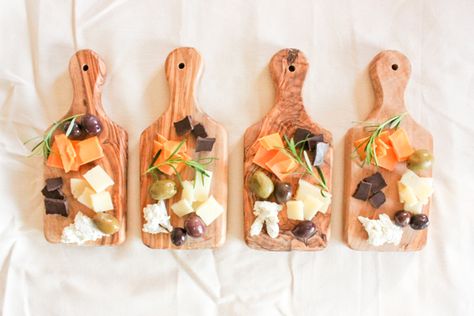 Cheese Serving Ideas, Individual Cheese Plate, Small Plate Charcuterie, Individual Cheese Boards, Mini Cheese Board Ideas, Individual Charcuterie Plates, Individual Charcuterie Board Ideas, Individual Charcuterie Board, Cheese Plate Ideas