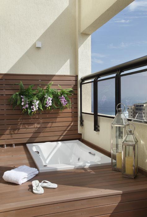 Bathtub In Balcony, Jacuzzi In Balcony, Rooftop Bathtub, Bathtub Balcony, Balcony Planting, Rooftop Ideas, Bedroom With Balcony, Second Floor Balcony, Apartments Exterior