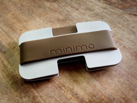 Minimo | A slim aluminium wallet with a difference by Izzie Whitfield — Kickstarter Minimalist Card Wallet, Coffee Bean Art, Modern Wallet, Bag Closet, Wallet Luxury, Aluminum Wallet, Edc Bag, Smart Wallet, Minimalist Cards