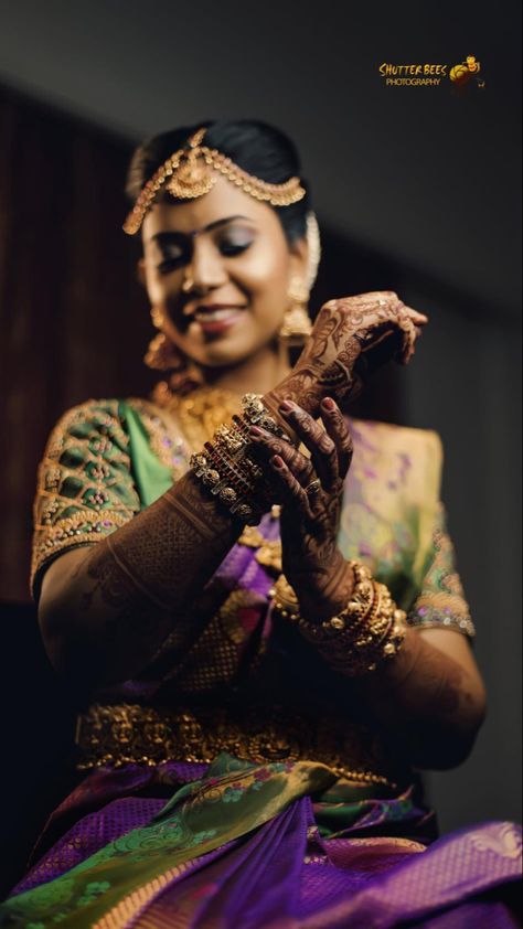 Bride Mekup Pose, Bride Traditional Poses, Bride Indoor Photoshoot, Bride Poses Indoor, Bride Poses Indian Wedding In Saree, Bride Photoshoot Indoor, Bride Getting Ready Photos Indian, Indian Wedding Bride Photoshoot, Engagement Bride Poses