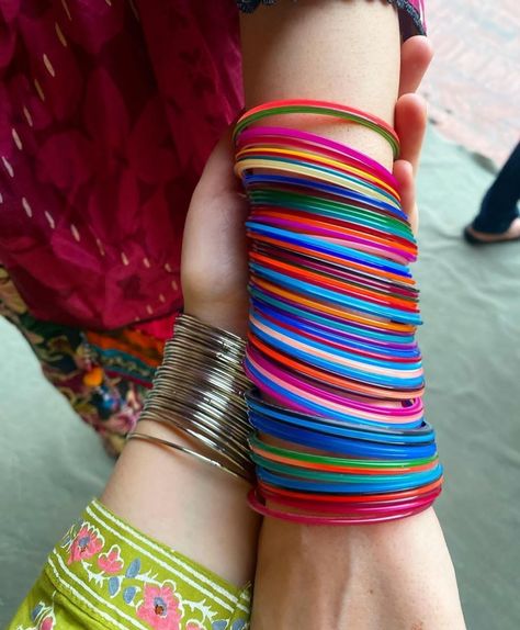 Bangles Styling Ideas, Pakistani Bangles Aesthetic, Thread Bangles Design, Simple Kurta Designs, Pakistani Fashion Casual, Desi Fashion Casual, Casual Indian Fashion, Long Kurti Designs, Glass Bangles