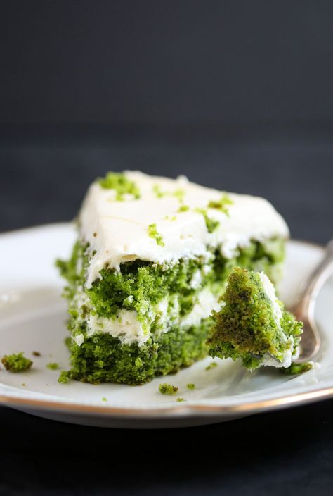 Spinach Cake Recipe, Spinach Cake, White Chocolate Frosting, Cake With White Chocolate, Mint Cake, Green Cake, Raspberry Cake, Sweets Cake, Cake With Cream Cheese