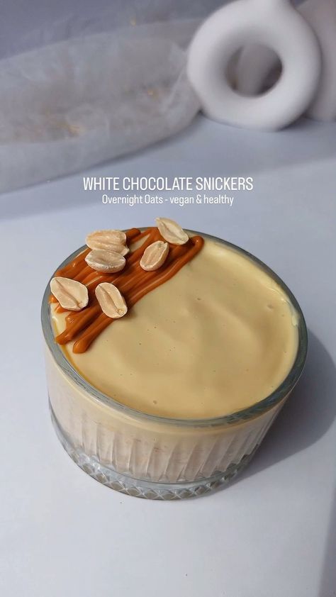 WHITE CHOCOLATE SNICKERS OVERNIGHT OATS 𝘚𝘶𝘱𝘦𝘳 Easy • vegan friendly • healthy • high protein • quick and simple oatmeal recipe “ Recipe… | Instagram White Chocolate Overnight Oats, Snickers Overnight Oats, Healthy Breakfast Oatmeal, Simple Oatmeal, Easy Oatmeal Recipes, Chocolate Overnight Oats, Healthy Oatmeal Breakfast, Protein Overnight Oats, Vegan Overnight Oats